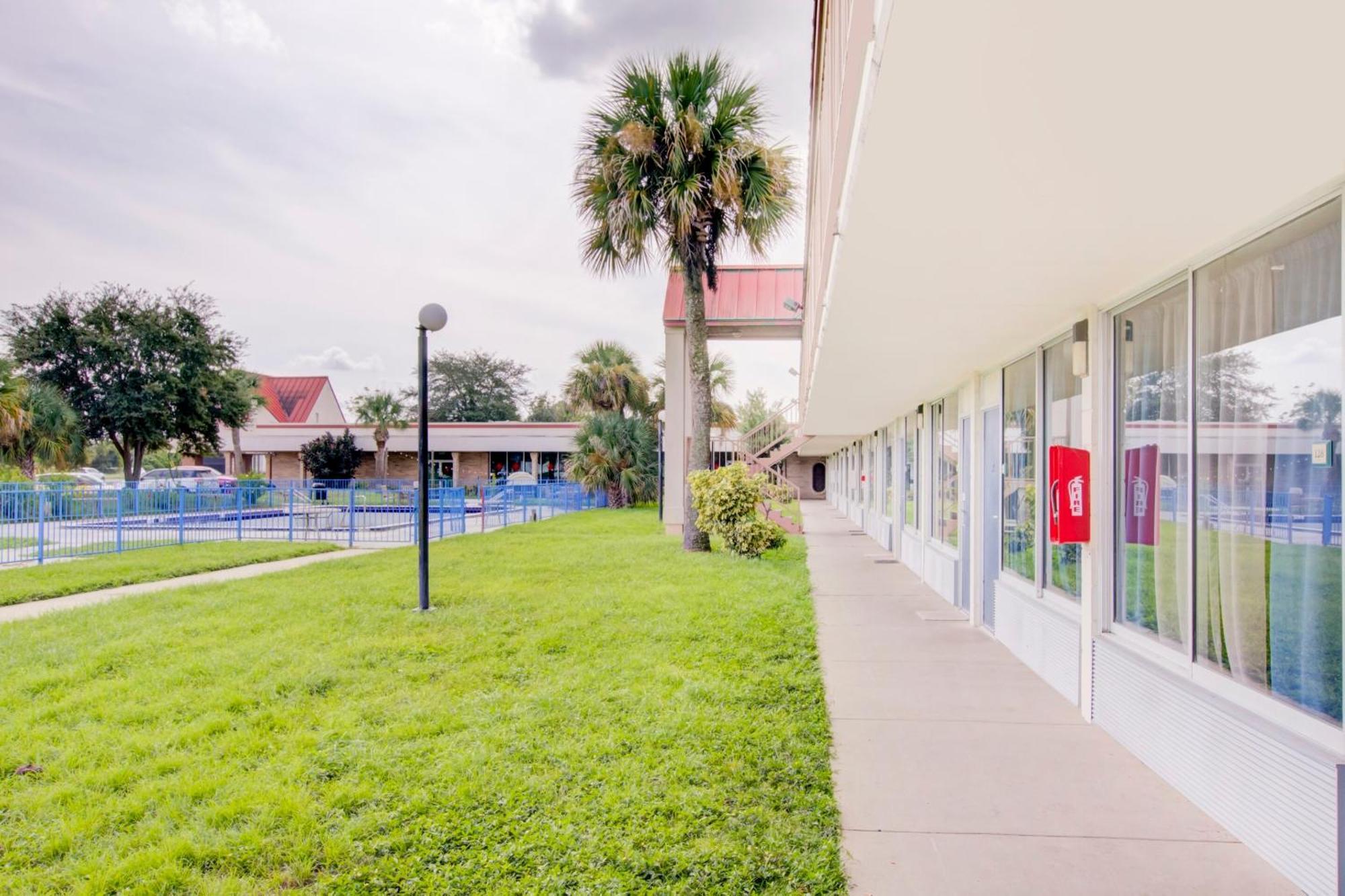 Oyo Hotel Dundee By Crystal Lake Exterior photo