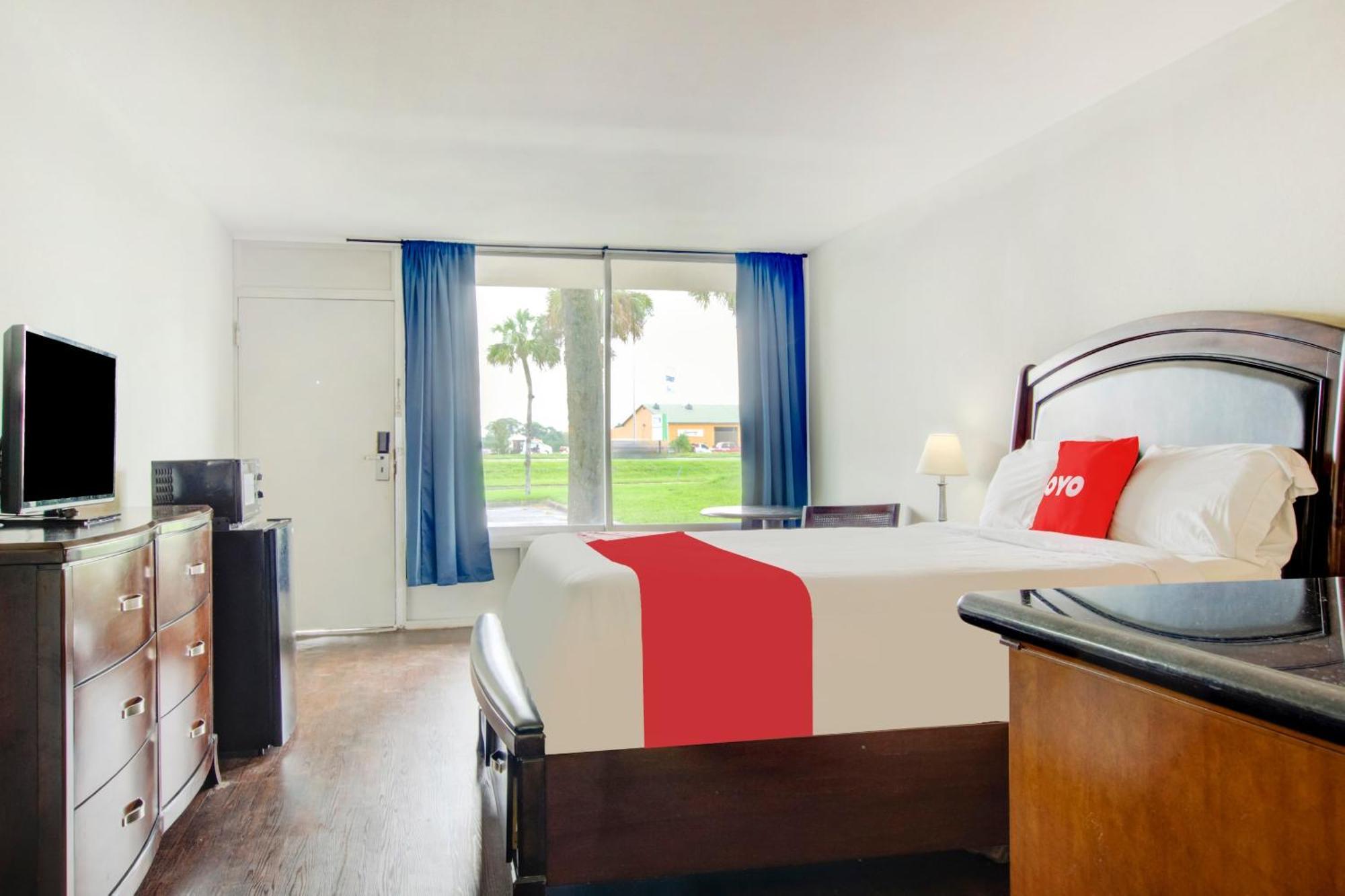 Oyo Hotel Dundee By Crystal Lake Exterior photo