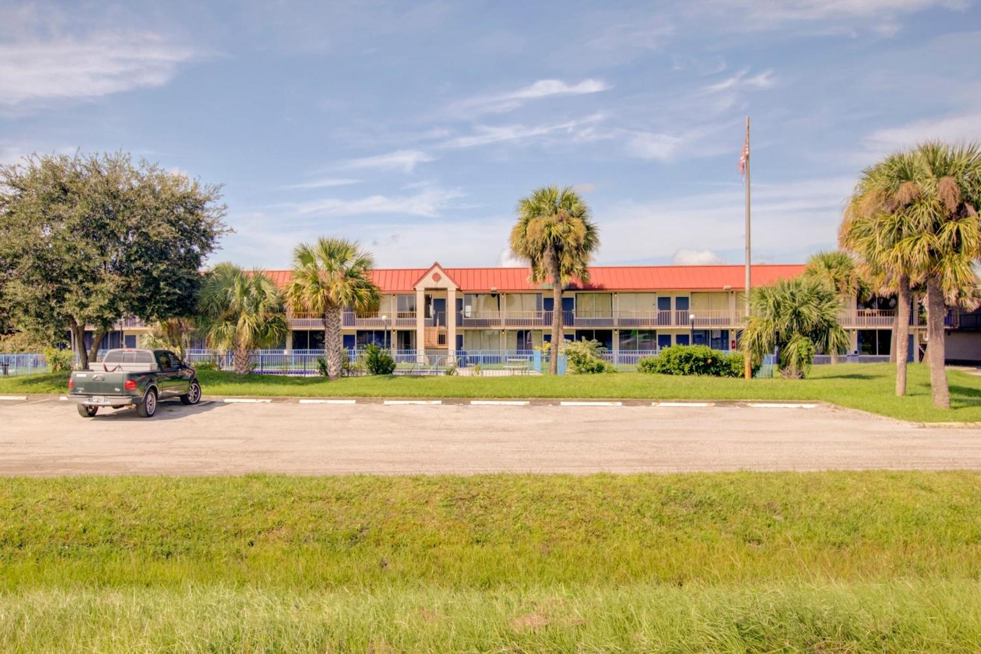 Oyo Hotel Dundee By Crystal Lake Exterior photo