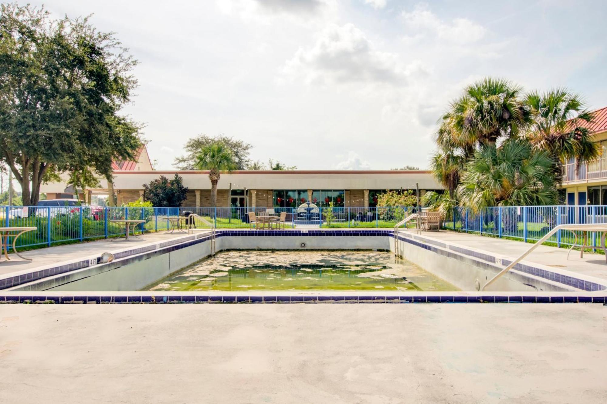 Oyo Hotel Dundee By Crystal Lake Exterior photo
