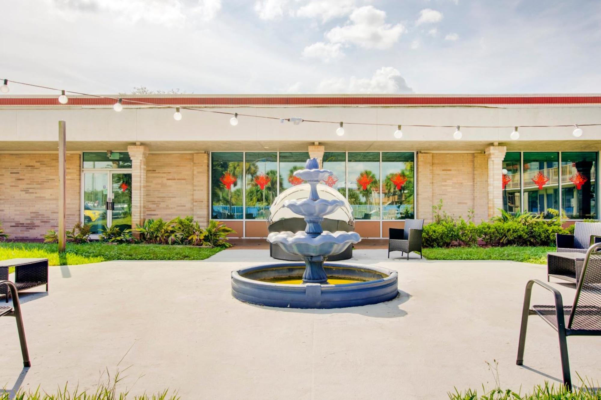 Oyo Hotel Dundee By Crystal Lake Exterior photo