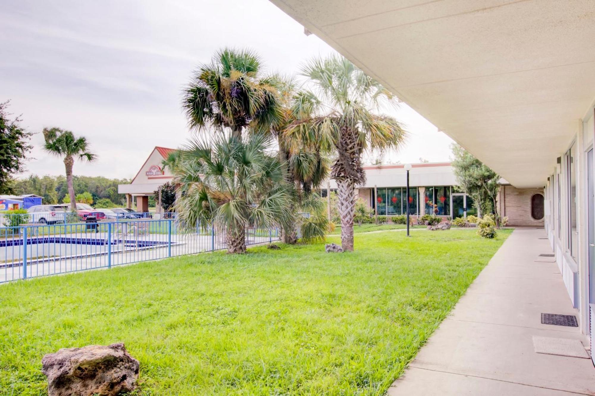 Oyo Hotel Dundee By Crystal Lake Exterior photo