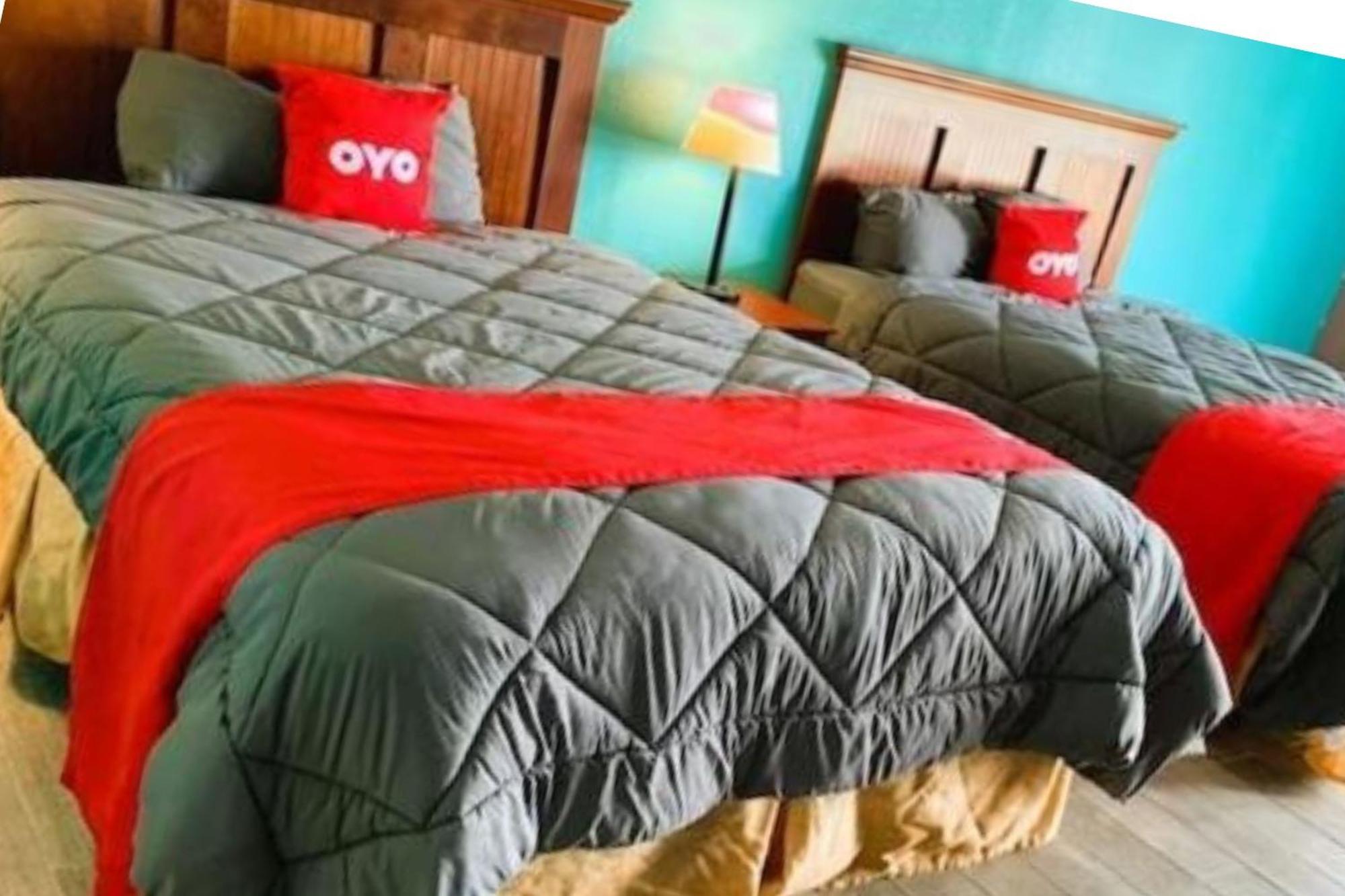 Oyo Hotel Dundee By Crystal Lake Exterior photo